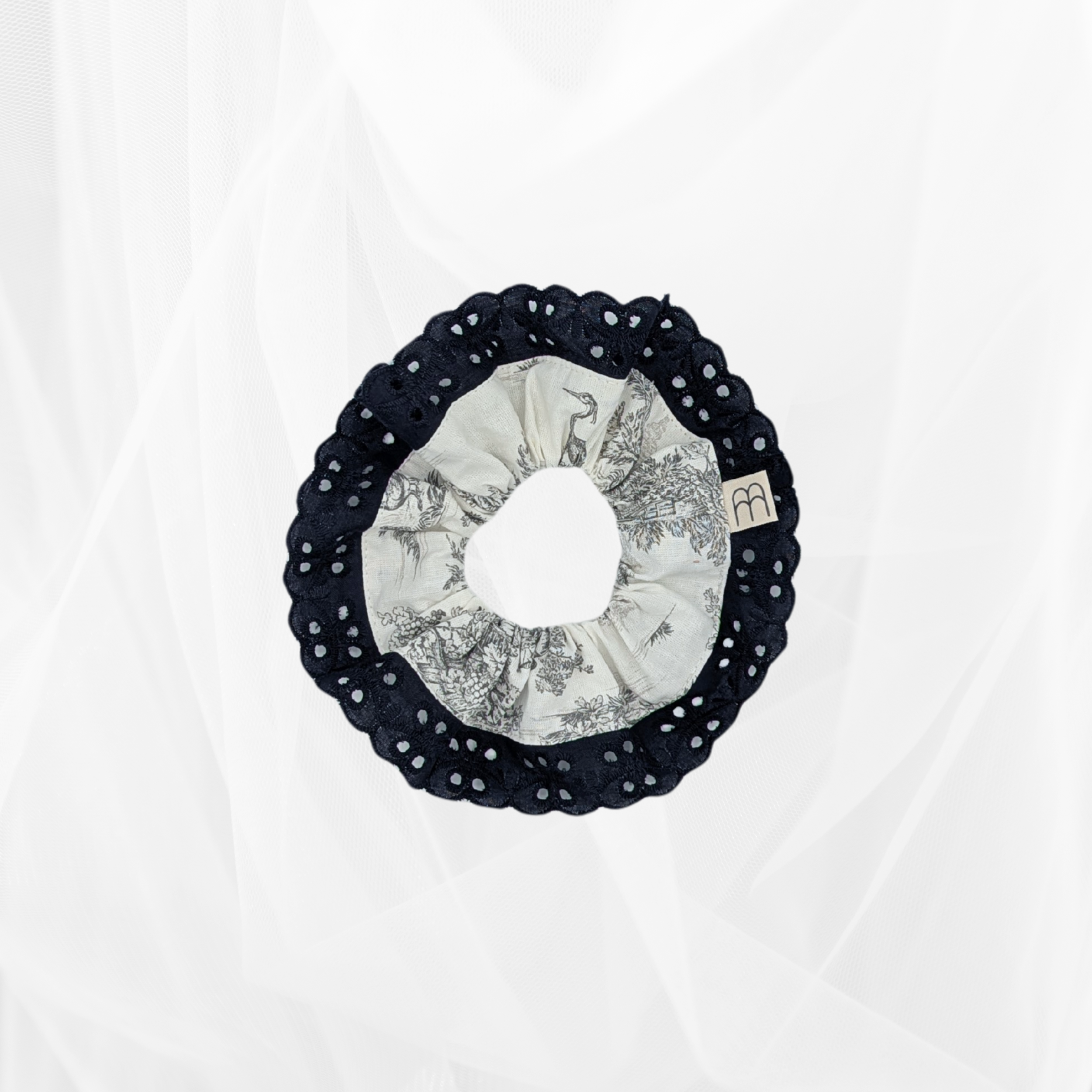 Chouchou - Imprimé toile de Jouy gris & broderie anglaise noire Atelier Maellem