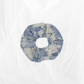 Chouchou - Imprimé toile de Jouy bleu fond grisé Atelier Maellem
