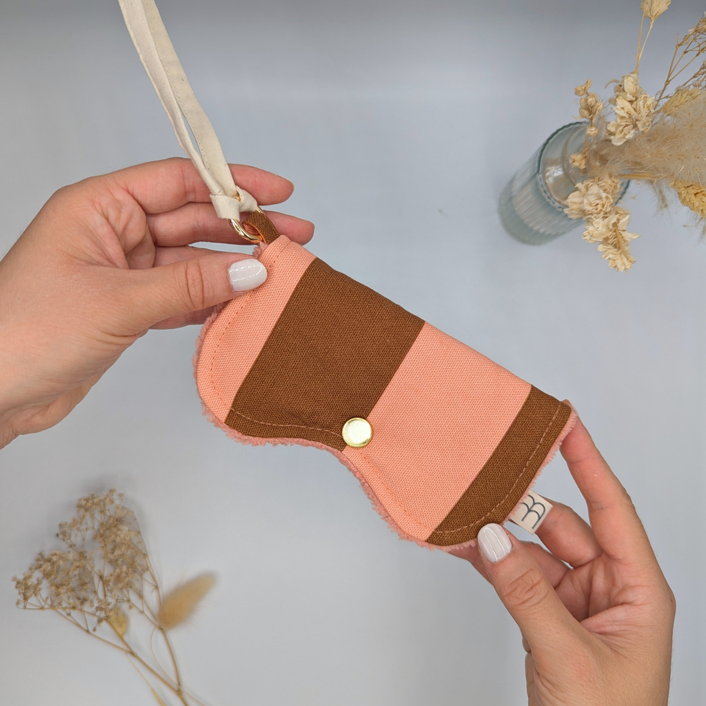 Protège-lunettes en tissu - Rayure "Corail-marron" & éponge unie corail (Copie) Atelier Maellem