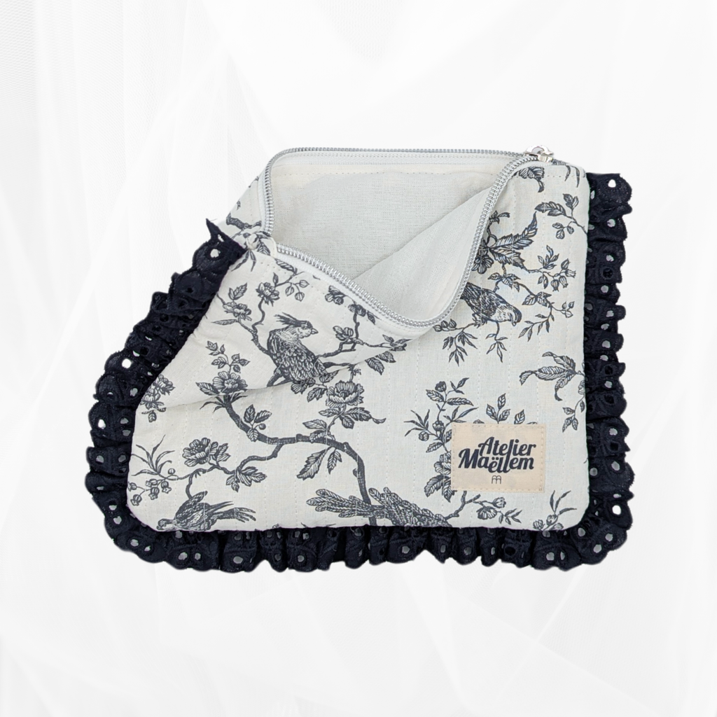 Pochette zippée à volant - Imprimé poétique gris matelassé Atelier Maellem