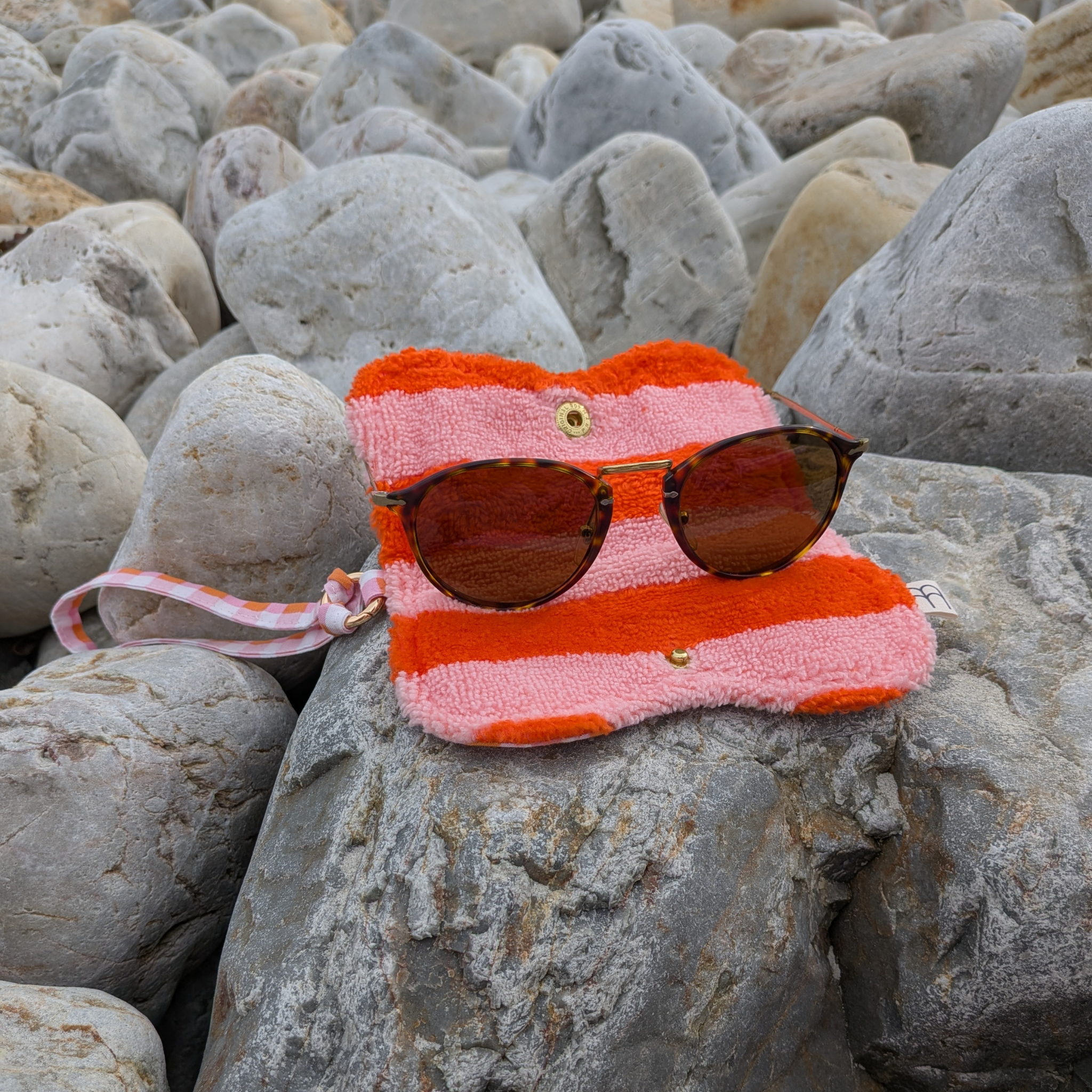 Protège-lunettes en tissu - Imprimé vichy rose, orange et blanc & éponge rayée orange-rose Atelier Maellem