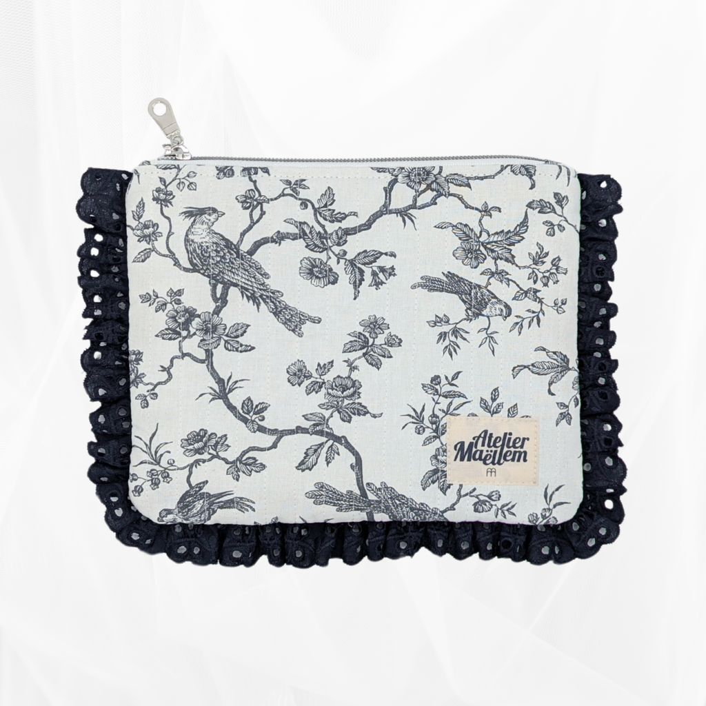 Pochette zippée à volant - Imprimé poétique gris matelassé Atelier Maellem