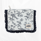 Pochette zippée à volant - Imprimé poétique gris matelassé Atelier Maellem