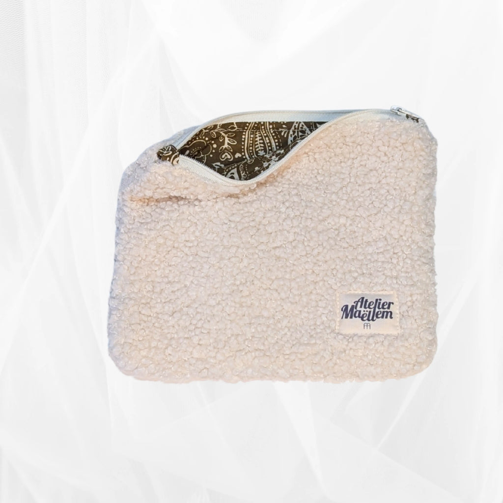 Pochette zippée - bouclette écru doublure indienne verte Atelier Maellem