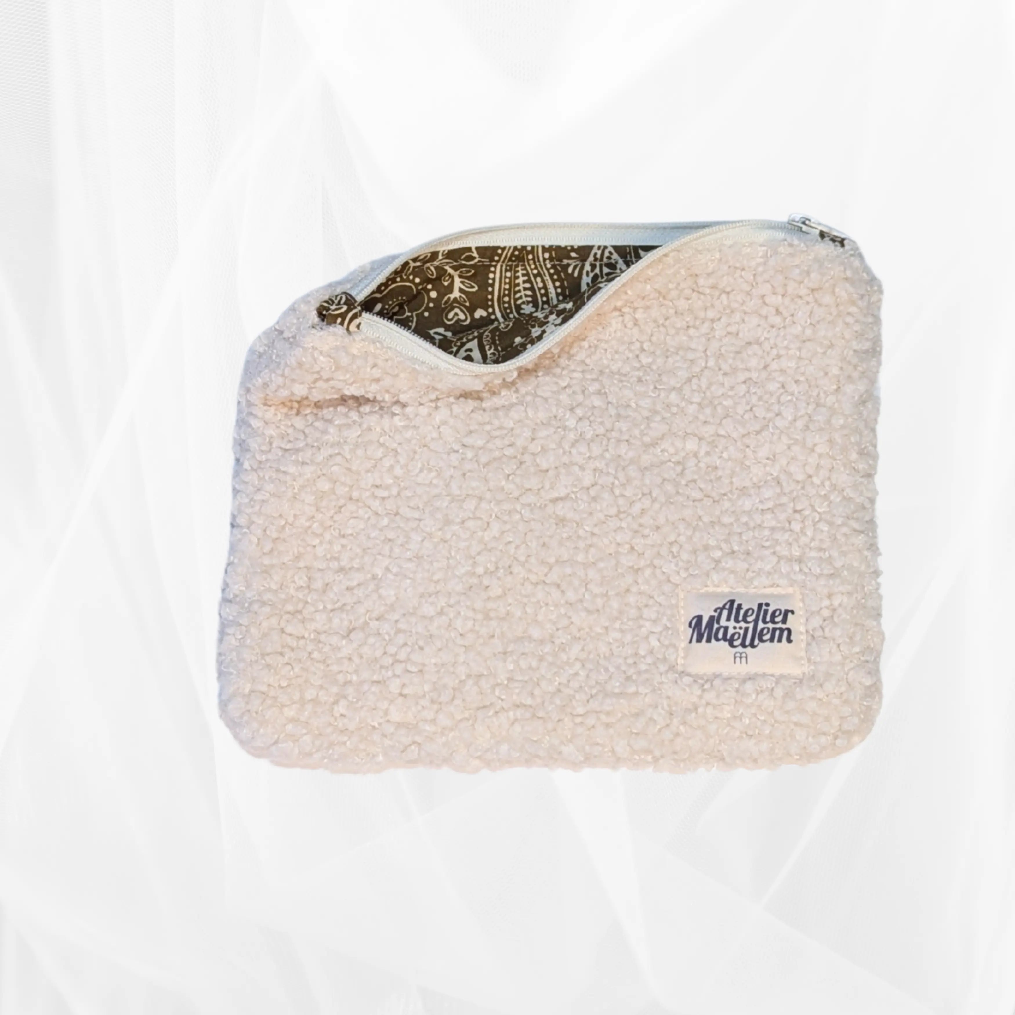 Pochette zippée - bouclette écru doublure indienne verte Atelier Maellem